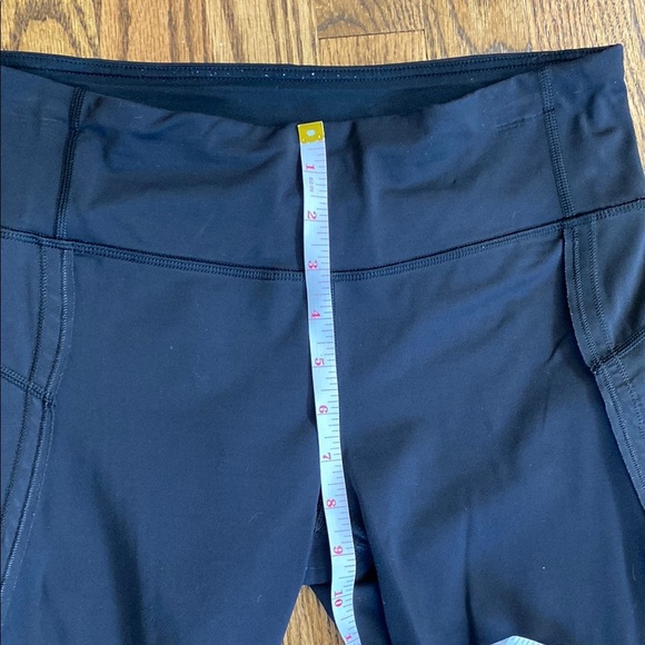 Black, cropped Lululemon leggings with pockets, ruched bottoms and zipped pocket - Picture 15 of 15